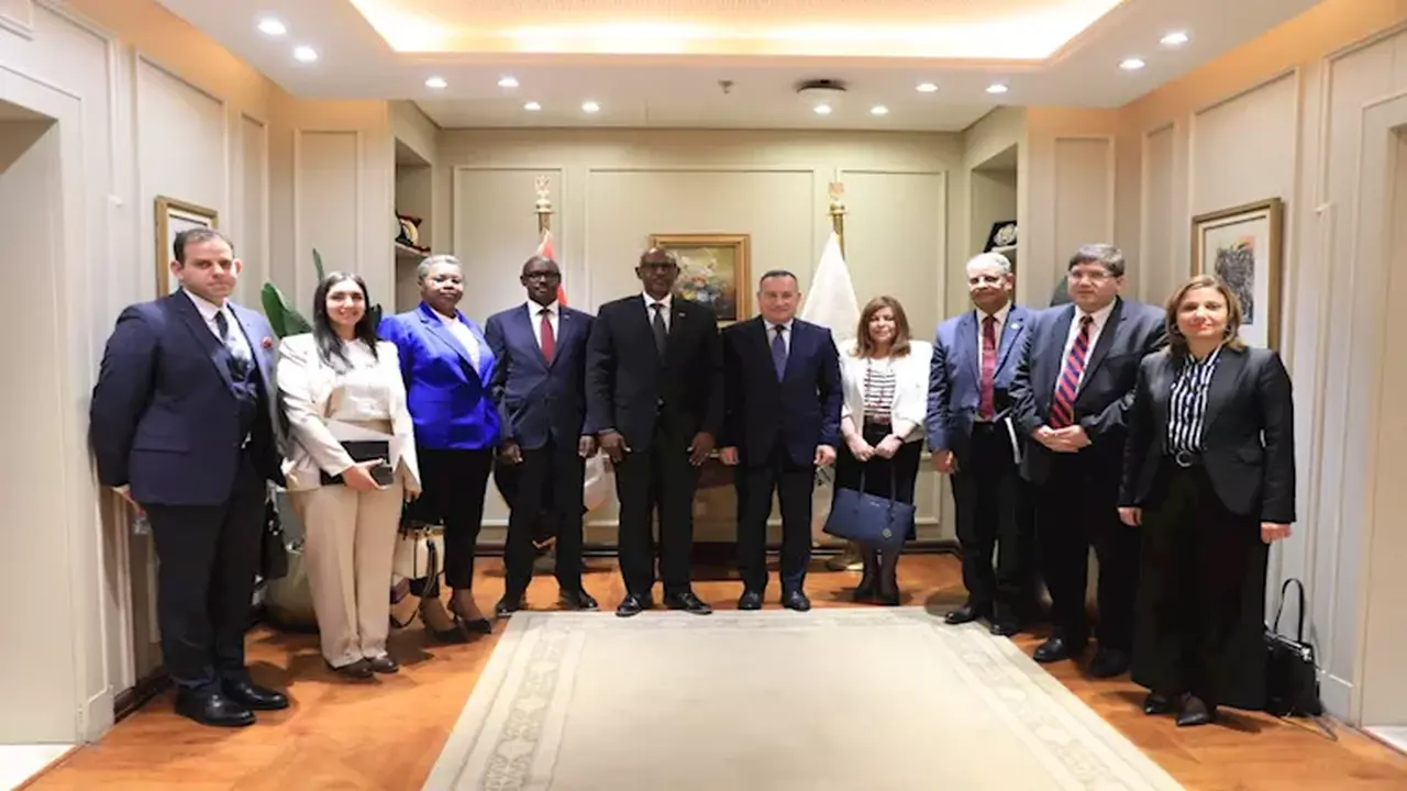 سلمه رسالة مكتوبة للسيسي.. تفاصيل لقاء وزير التعليم العالي ونظيره الرواندي